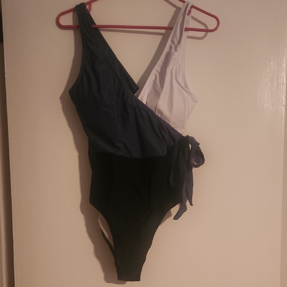 Cupshe Black and White One Piece Swimsuit with Asymmetrical Design